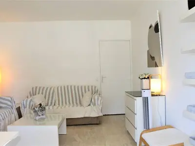 Télévision ou salle de divertissement dans l'établissement Moderne T3, 2 chambres, climatisé, parking, plage à pied - FR-1-252A-93