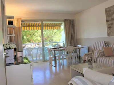 Coin salon dans l'établissement Moderne T3, 2 chambres, climatisé, parking, plage à pied - FR-1-252A-93