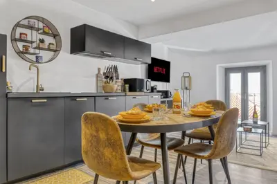Cuisine ou kitchenette dans l'établissement Magnifique 3 pièces centre de Cannes proche palais 