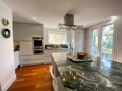 Cuisine ou kitchenette dans l'établissement Domaine des Encourdoules villa luxueuse et raffinée sur un hectare face à la mer