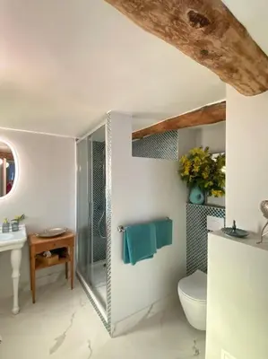 Salle de bains dans l'établissement Domaine des Encourdoules villa luxueuse et raffinée sur un hectare face à la mer