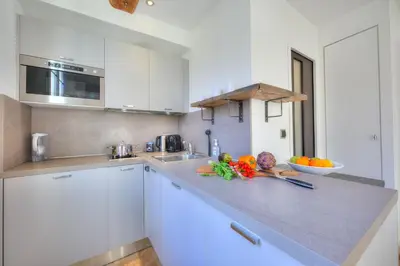 Cuisine ou kitchenette dans l'établissement Appartement Angé 100m de la mer - Happy Rentals