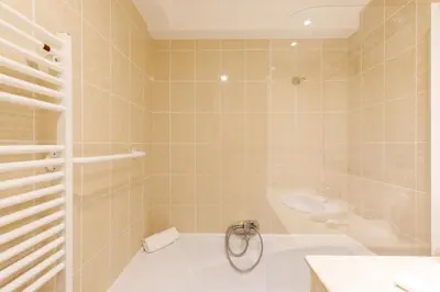 Salle de bains dans l'établissement Super Californie YourHostHelper
