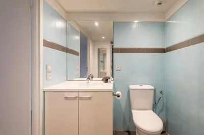 Salle de bains dans l'établissement Le Printemps, centre Juan Les Pins , 100m des plages, 70m de la gare de Juan Les Pins