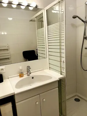 Salle de bains dans l'établissement Écrin de douceur à 300m de la Croisette Calme