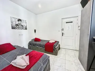Un ou plusieurs lits dans un hébergement de l'établissement Sweet Home Marceau - 6 studios hyper centre proche de la mer et du palais