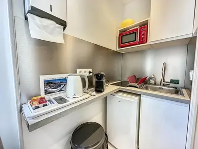 Cuisine ou kitchenette dans l'établissement Sweet Home Marceau - 6 studios hyper centre proche de la mer et du palais