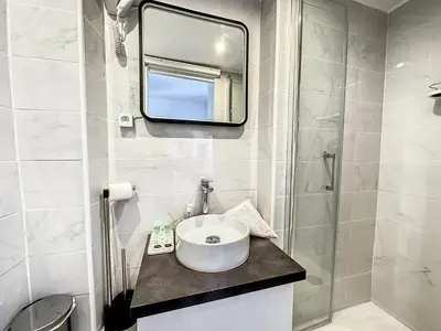 Salle de bains dans l'établissement Sweet Home Marceau - 6 studios hyper centre proche de la mer et du palais