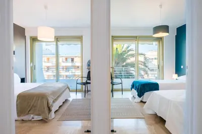 Un ou plusieurs lits dans un hébergement de l'établissement PANORAMIC SEA VIEW - 2-Br Apartment Mouré Rouge