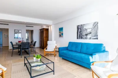 Coin salon dans l'établissement PANORAMIC SEA VIEW - 2-Br Apartment Mouré Rouge