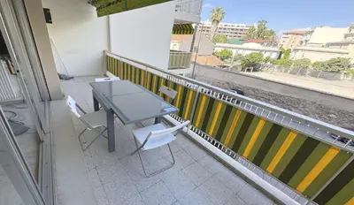Balcon ou terrasse dans l'établissement Charming 2 room , 52 m2, very spacious, bright and near sea Martinez hotel