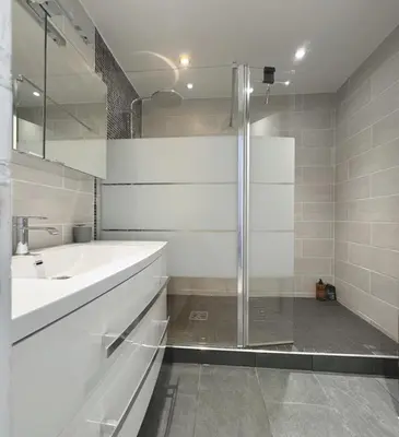 Salle de bains dans l'établissement Charming 2 room , 52 m2, very spacious, bright and near sea Martinez hotel