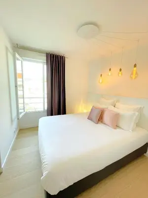 Un ou plusieurs lits dans un hébergement de l'établissement Alba DeLuxe - 3 Bedroom Pointe Croisette, by Welcome to Cannes