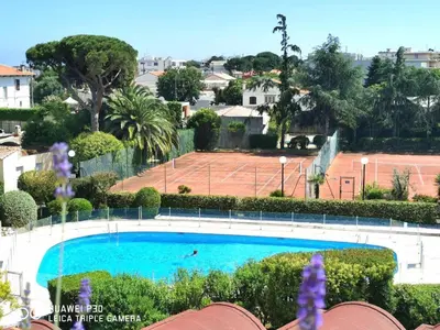 Piscine de l'établissement 2 Pièces Climatisé-WIFI / 4 voyageurs / Boxe Privé / 2 piscines / 2 tennis / Pétanque / PingPong ou située à proximité