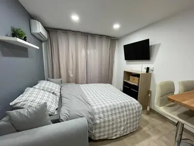 Télévision ou salle de divertissement dans l'établissement 2 Pièces Climatisé-WIFI / 4 voyageurs / Boxe Privé / 2 piscines / 2 tennis / Pétanque / PingPong