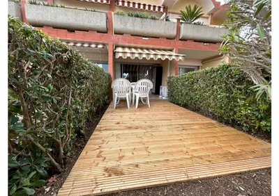 Jardin de l'établissement 2 Pièces Climatisé-WIFI / 4 voyageurs / Boxe Privé / 2 piscines / 2 tennis / Pétanque / PingPong