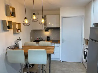 Cuisine ou kitchenette dans l'établissement 2 Pièces Climatisé-WIFI / 4 voyageurs / Boxe Privé / 2 piscines / 2 tennis / Pétanque / PingPong