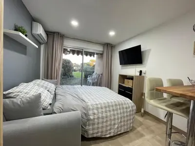 Télévision ou salle de divertissement dans l'établissement 2 Pièces Climatisé-WIFI / 4 voyageurs / Boxe Privé / 2 piscines / 2 tennis / Pétanque / PingPong