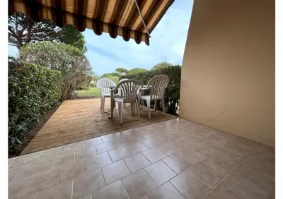 Balcon ou terrasse dans l'établissement 2 Pièces Climatisé-WIFI / 4 voyageurs / Boxe Privé / 2 piscines / 2 tennis / Pétanque / PingPong