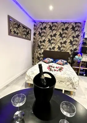 Un ou plusieurs lits dans un hébergement de l'établissement Luxury Dreams Balneo
