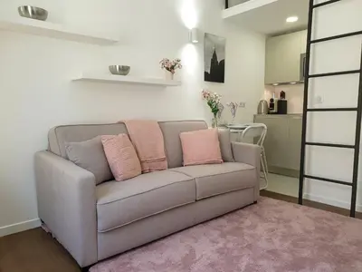 Cuisine ou kitchenette dans l'établissement STUDIO NEUF ET CHARMANT VIEIL ANTIBES