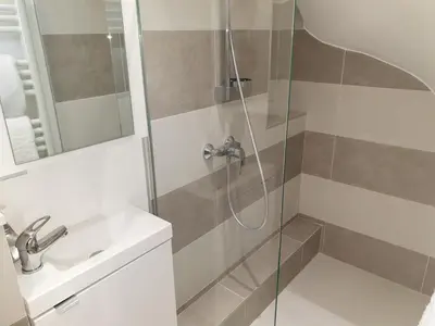 Salle de bains dans l'établissement STUDIO NEUF ET CHARMANT VIEIL ANTIBES