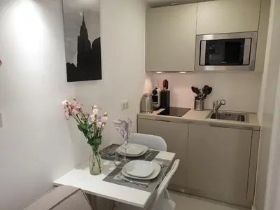 Cuisine ou kitchenette dans l'établissement STUDIO NEUF ET CHARMANT VIEIL ANTIBES
