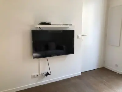 Télévision ou salle de divertissement dans l'établissement STUDIO NEUF ET CHARMANT VIEIL ANTIBES