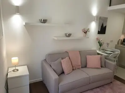 Coin salon dans l'établissement STUDIO NEUF ET CHARMANT VIEIL ANTIBES