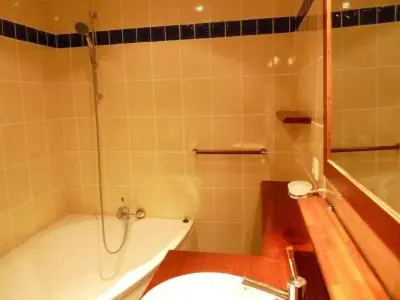 Salle de bains dans l'établissement Stylish one bedroom apartment in Central Cannes just off the Croisette and near beaches - 680