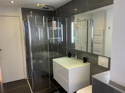 Salle de bains dans l'établissement Magnifique Modern appartement avec terrasse FERN12