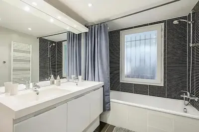 Salle de bains dans l'établissement Rooftop pool, private garden, at the sand beach!