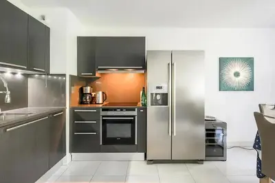 Cuisine ou kitchenette dans l'établissement Rooftop pool, private garden, at the sand beach!