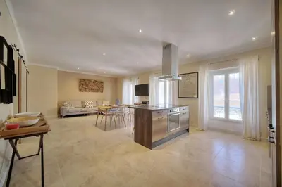 Télévision ou salle de divertissement dans l'établissement IMMOGROOM- Apartment 70m2 - Renovated - Wifi - AC - Close to everything