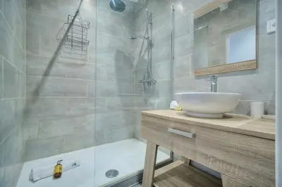 Salle de bains dans l'établissement IMMOGROOM- Apartment 70m2 - Renovated - Wifi - AC - Close to everything