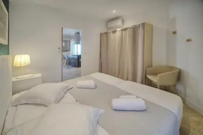 Un ou plusieurs lits dans un hébergement de l'établissement IMMOGROOM- Apartment 70m2 - Renovated - Wifi - AC - Close to everything