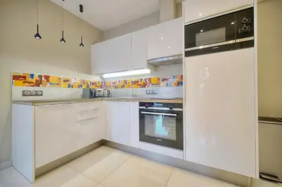 Cuisine ou kitchenette dans l'établissement Elégant 2 pièces TERRASSE, CARLTON MARTINEZ- Proche CROISETTE A1B238