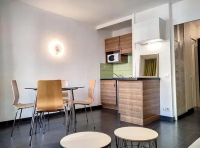 Cuisine ou kitchenette dans l'établissement Résidence Graziella Studio 108