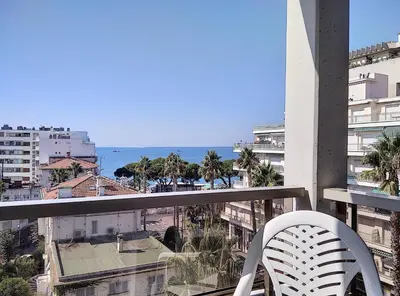 Vue générale sur la mer ou vue sur la mer prise depuis l'appartement