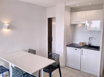 Cuisine ou kitchenette dans l'établissement Résidence Graziella Appartement 422