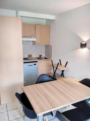 Cuisine ou kitchenette dans l'établissement Résidence Graziella Studio 307