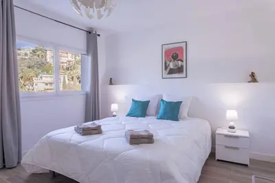 Un ou plusieurs lits dans un hébergement de l'établissement Apartment With Panoramic Sea View, Walk To The Beach - Maréchal Juin by Halldis