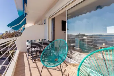 Balcon ou terrasse dans l'établissement Apartment With Panoramic Sea View, Walk To The Beach - Maréchal Juin by Halldis