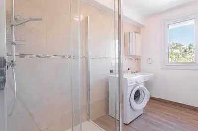 Salle de bains dans l'établissement Apartment With Panoramic Sea View, Walk To The Beach - Maréchal Juin by Halldis