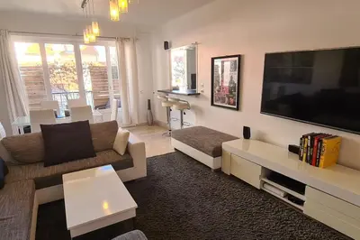 Télévision ou salle de divertissement dans l'établissement CENTRE, 3P/TERRASSE , 300 m PLAGES.