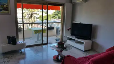 Télévision ou salle de divertissement dans l'établissement Moderne Appartement Cannes Californie