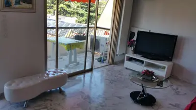 Télévision ou salle de divertissement dans l'établissement Moderne Appartement Cannes Californie