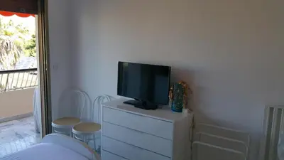 Télévision ou salle de divertissement dans l'établissement Moderne Appartement Cannes Californie
