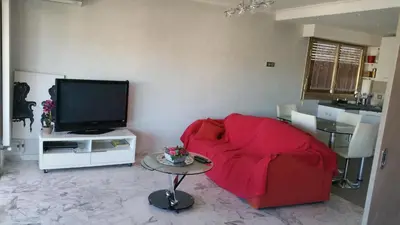 Télévision ou salle de divertissement dans l'établissement Moderne Appartement Cannes Californie