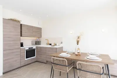 Cuisine ou kitchenette dans l'établissement Martinez area Superb 1 bed w XXL terrace
